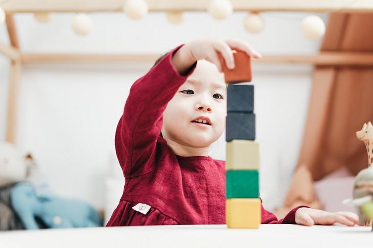 child learning with blocks